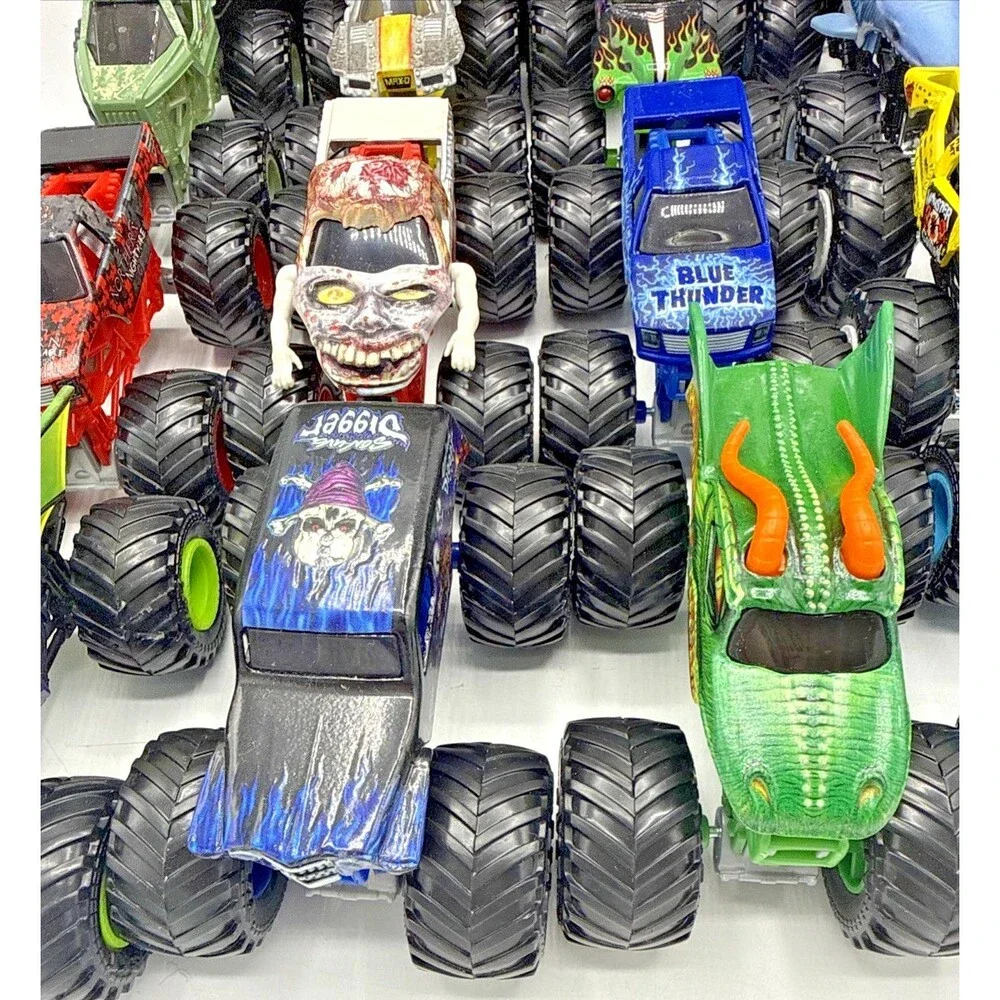 Spin Master Monster Jam Pit Party & Go Truck Carrying Case W/ 12 Trucks